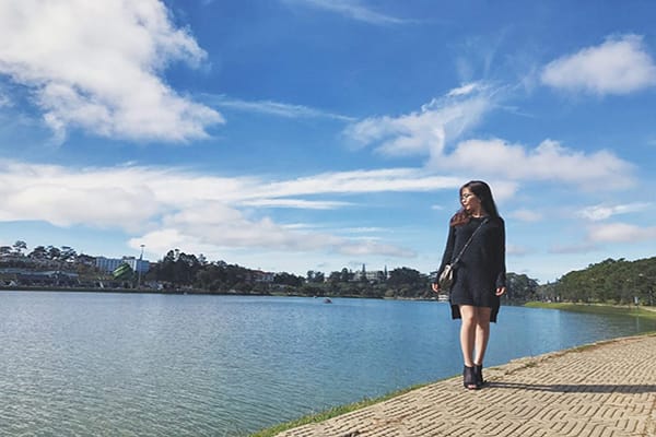Chụp ảnh tự sướng bên bờ hồ Xuân Hương
